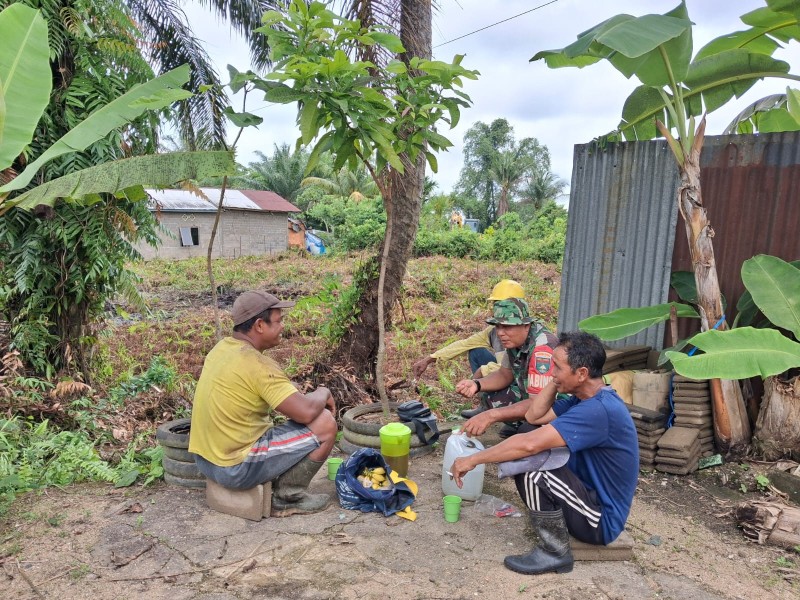 Babinsa Pelda Damrianto Gelar Komsos Disela Gotong Royong Pembersihan Jalan Bersama Warga Binaan