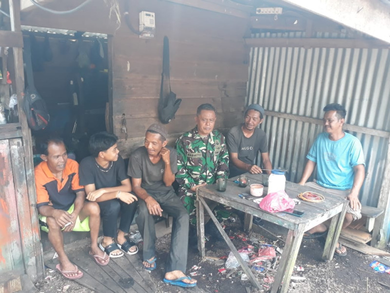 Babinsa Koramil 05/Gas Kodim 0314/Inhil Serma Sasmito Anjang Sana Bersama Tokoh Masyarakat dan Pemuda