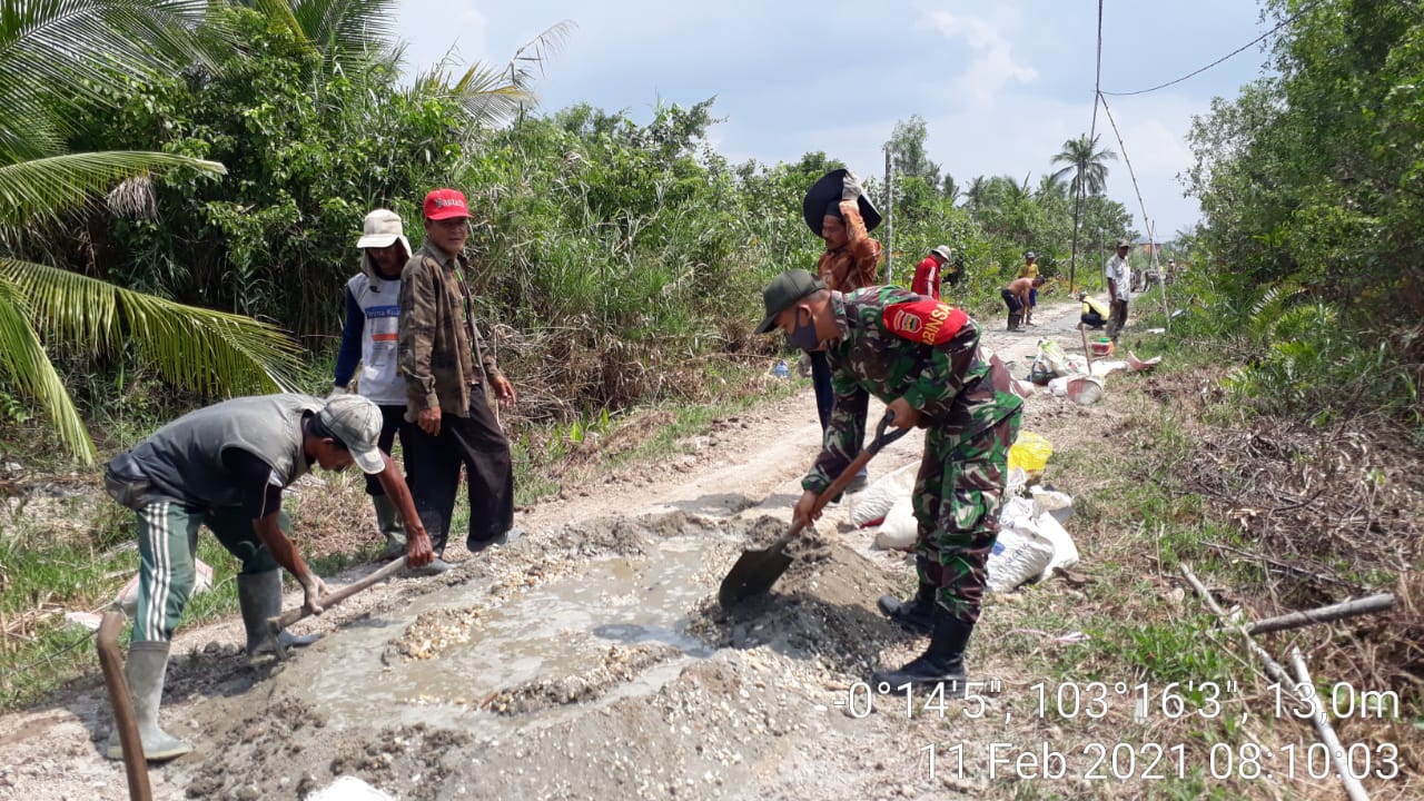 Masyarakat Sungai Piring Perbaiki Jalan dengan Dana Swadaya, Babinsa Bantu Pengerjaan