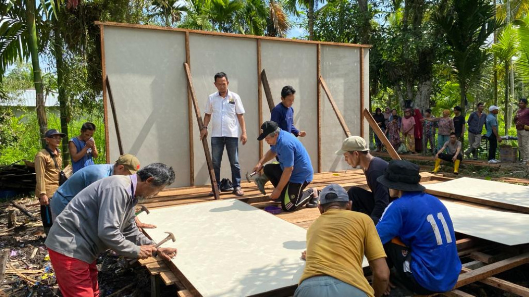 Bantu Masyarakat Tak Mampu, Kadin Inhil Lakukan Bedah Rumah di Pulau Palas