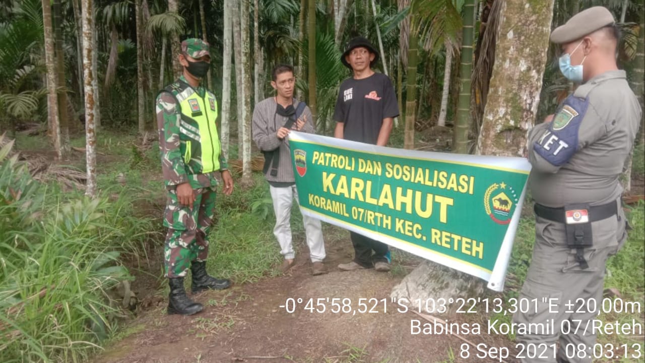 Babinsa Koramil 07/Reteh Lakukan Patroli Karhutla di Benteng Utara