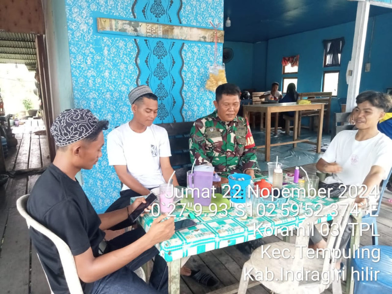 Babinsa Koramil 03/Tpl Sertu Wisnu Hartono Ajak Pemuda Menjadi Motivator dalam Pilkada 2024 yang Aman dan Damai