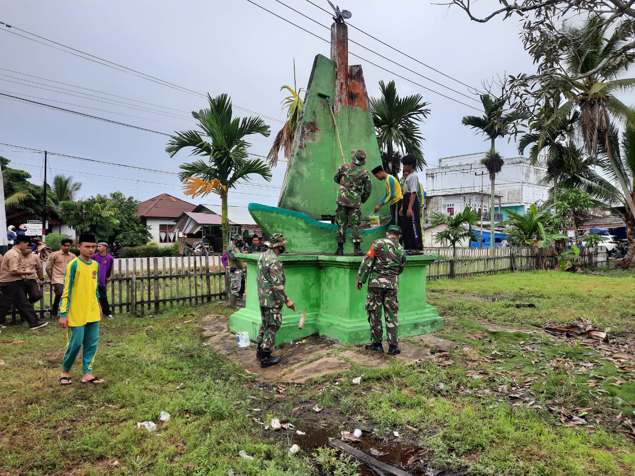 Semangat Goro, Babinsa Koramil 03/Tempuling Bersama Pelajar Mengecat Pagar Dan Tugu Ponpes