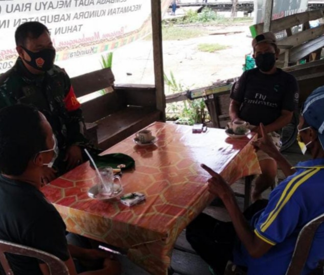 Menuju Vaksinasi, Babinsa Desa Tanjung Lajau Kembali Lakukan Penegakan Protkes