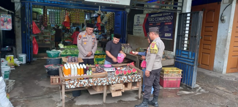 Babinkamtibmas Pulau Burung Berperan Aktif dalam Pengamanan Pasar Wadai Ramadhan