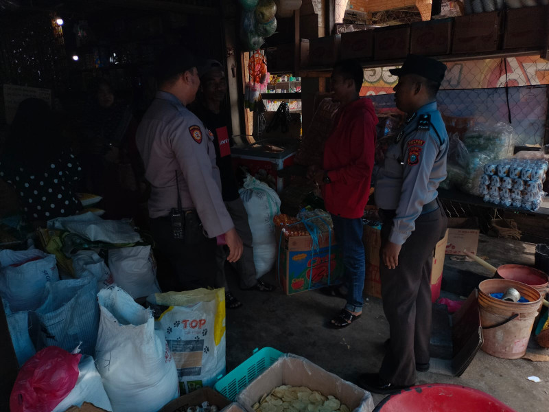 Patroli Di Pasar Tradisional Personil Polsek Gaung Pantau Harga Sembako