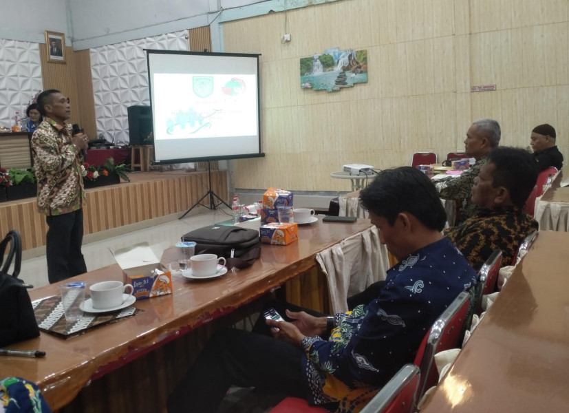 Kadiskop Ukm Inhil Memberikan Arahan Dihadapan Peserta Sosialisasi