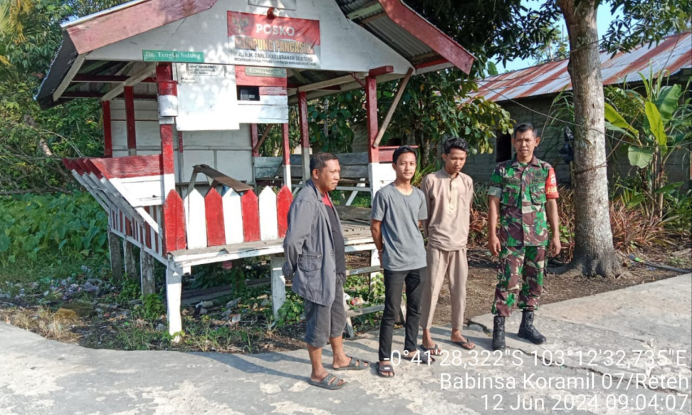 Babinsa Serka Yadi Yanto Berikan Informasi Terkait Perkembangan Desa Binaan Bersama Masyarakat