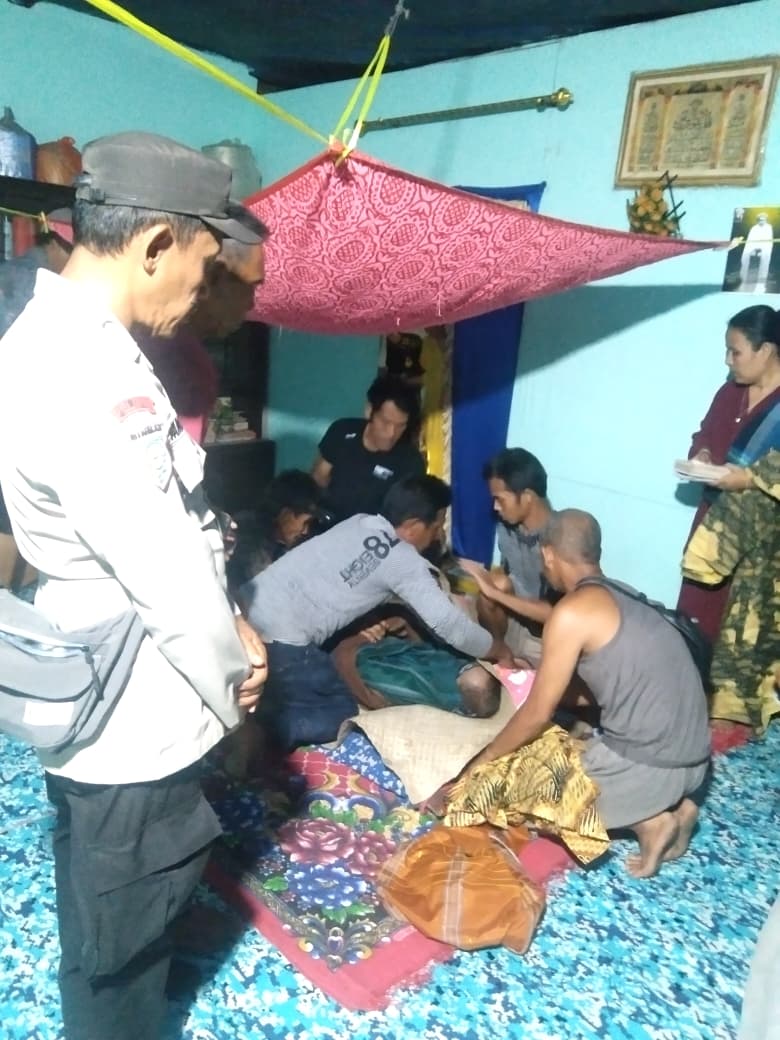 Polsek Enok Gerak Cepat Bantu warga melakukan Pencarian Warga yang diterkam Buaya di Teluk Medan