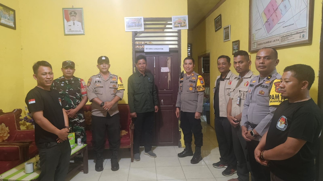 Kapolsek Kempas Bersama Camat dan Panwascam Gelar Patroli Malam untuk Pastikan Keamanan Kotak Suara di PPS