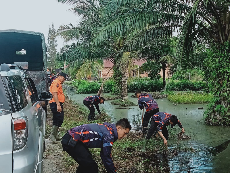 Pasca Banjir, BPBD Bengkalis Bersama Tim Gabungan Gotong Royong Di Desa Teluk Papal