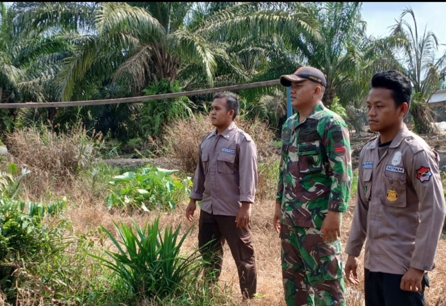 Babinsa 05/Gas Pratu Riky Sormin Rutin Lakukan Patroli karlahut Di Desa Binaan