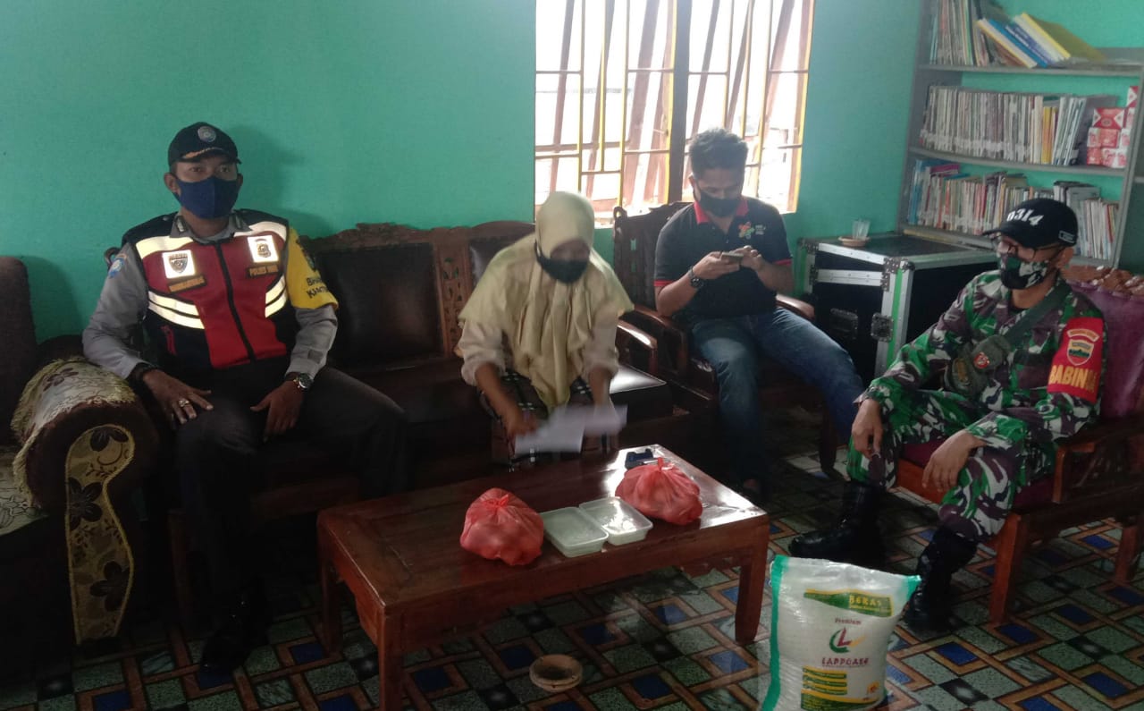 Babinsa Koramil 04/Kuindra Kodim 0314/Inhil Dampingi Penyaluran BSP di Desa Sungai Bela