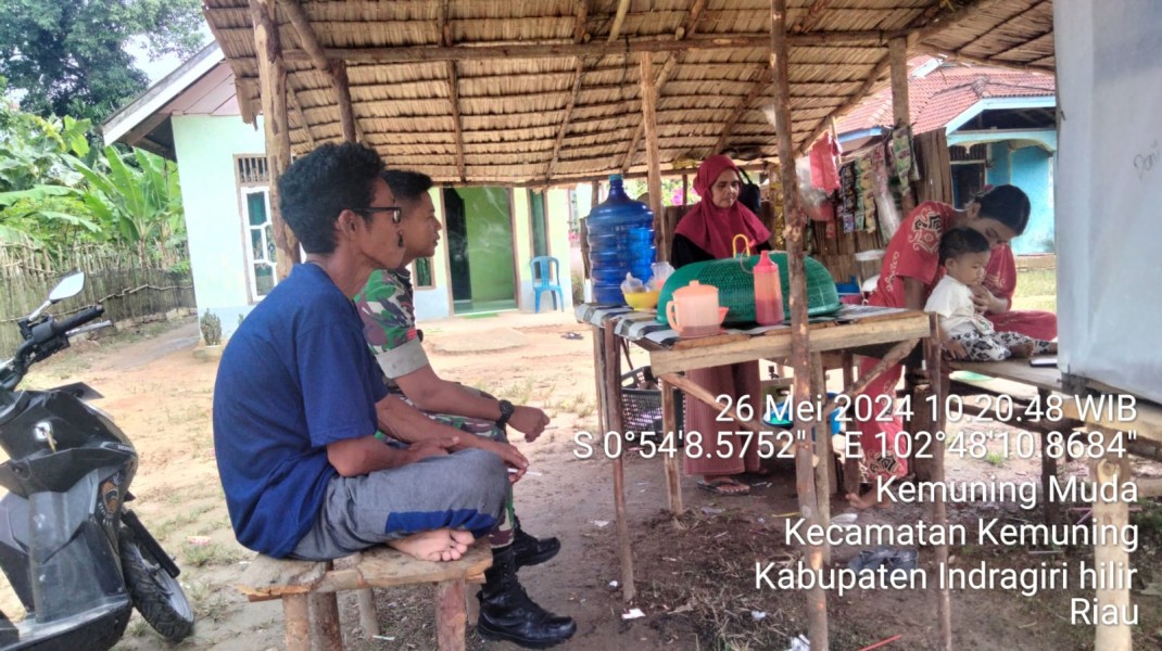 Hadir di Tengah-Tengah Warga, Babinsa Koramil 09/Kemuning Dengarkan Keluh dan Kesah Masyarakat Binaannya