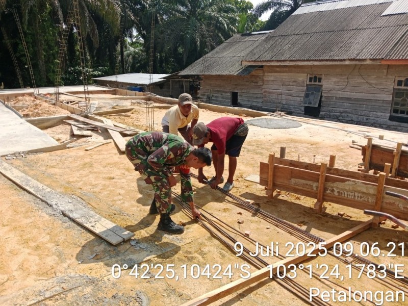 Perkuat Hubungan dengan Masyarakat Binaan, Babinsa Koramil 09/Kemuning Rutin Lakukan Komsos