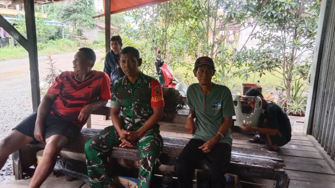 Intens Babinsa Koramil 07/Reteh Gelar Komsos Untuk Perkuat Silaturahmi dengan Masyarakat