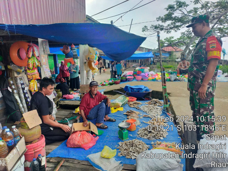 Pada Musim Hujan, Babinsa Koramil 04/Kuindra Berbincang-bincang Dengan Pedagang Terkait Pengecekan Harga