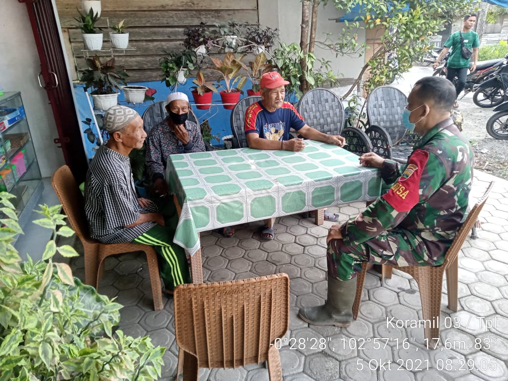 Babinsa Melaksanakan Komsos, Menaati Protokol Kesehatan Guna Memutus Penyebaran Covid-19 di Wilayah 
