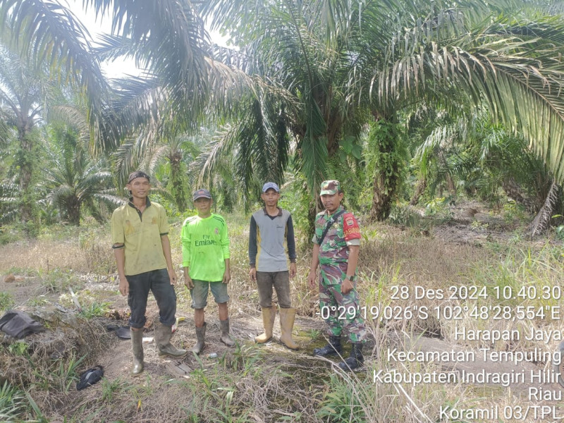 Babinsa Koramil 03/Tempiling Secara Rutin Melaksanakan Patroli dan Sosialisasi Stop Karhutla Kepada Masyarakat