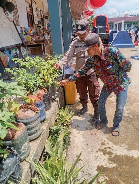 Bripka Aan Wahyudi Kawal Tanam Cabai di SMPN 2 Enok, Ketahanan Pangan Dimulai dari Sekolah