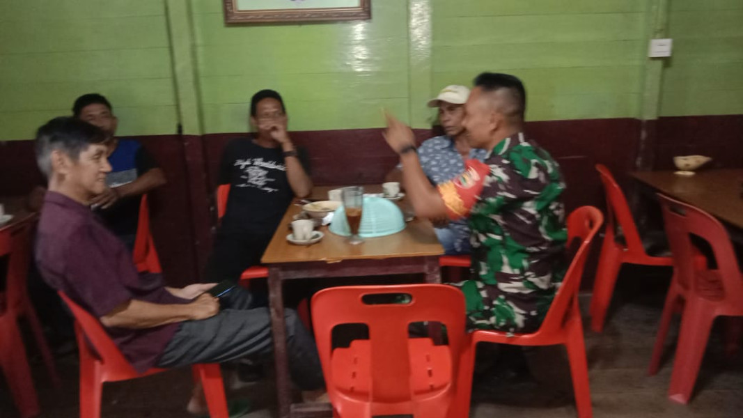 Babinsa Koramil 05/GAS Kodim 0314/Inhil Komsos Bersama Pemuda dan Masyarakat