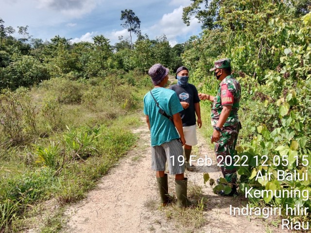Dalam Mencegah Kebakaran, Babinsa Koramil 09/Kemuning Lakukan Patroli Karhutla