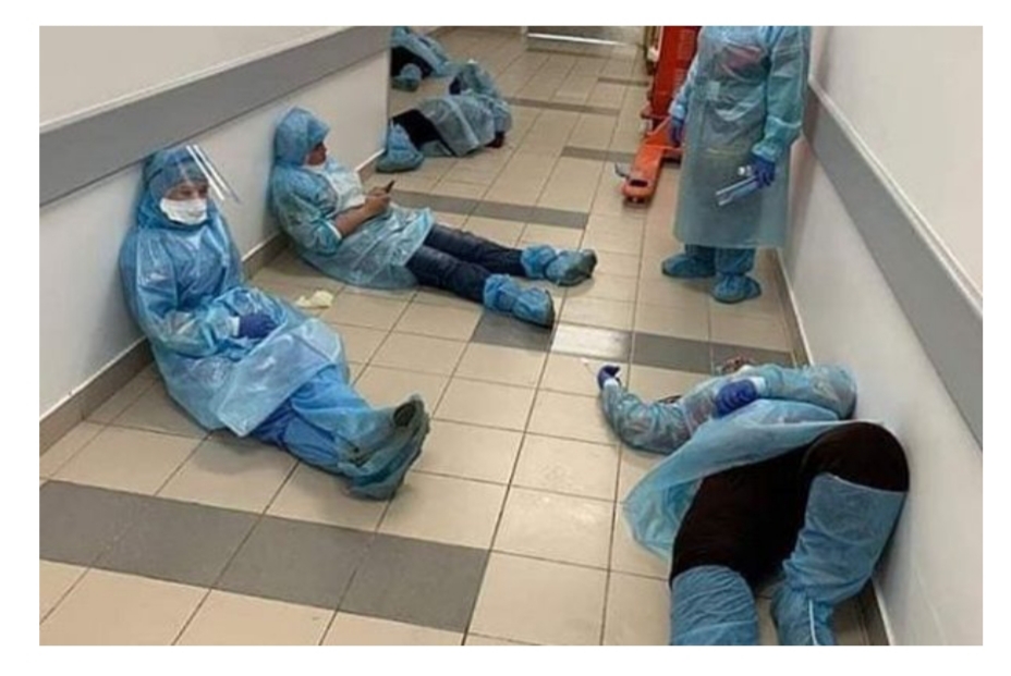 Viral! Tenaga Medis Corona Indonesia Kelelahan Hingga Tertidur di Lantai