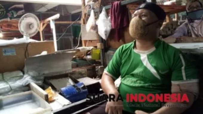 GOKIL...!, Pedagang Ini Pakai Masker dari Batok Kelapa GOKIL...!, Pedagang Ini Pakai Masker dari Batok Kelapa