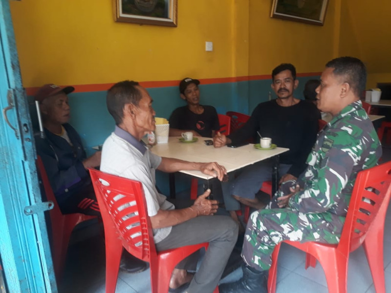 Bhabinsa Koramil 05/Gas Serma Sasmito Laksanakan Komsos Dalam Membina Komunikasi Sosial Bersama Masyarakat