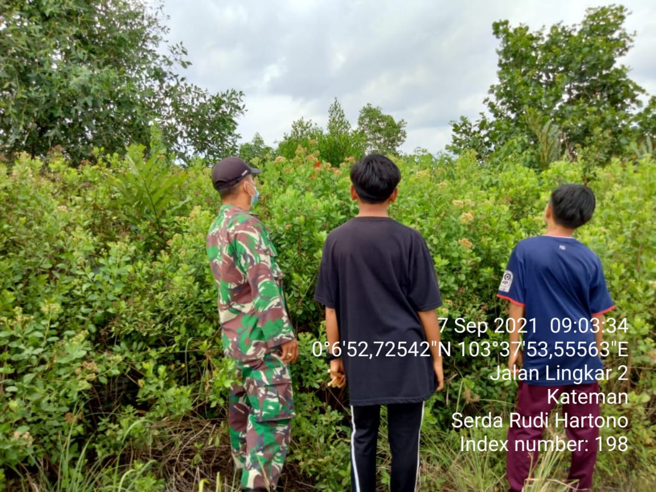 Babinsa Koramil 06/Kateman Lakukan Deteksi Dini Karhutla di Kelurahan Tagaraja