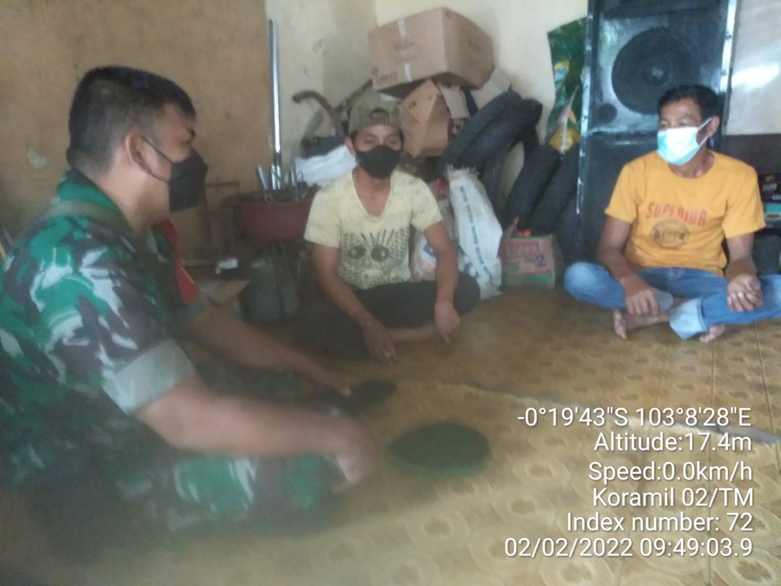 Ciptakan Kedekatan dengan Warga, Babinsa Koramil 02/Tanah Merah Komsos di Tanjung Pasir