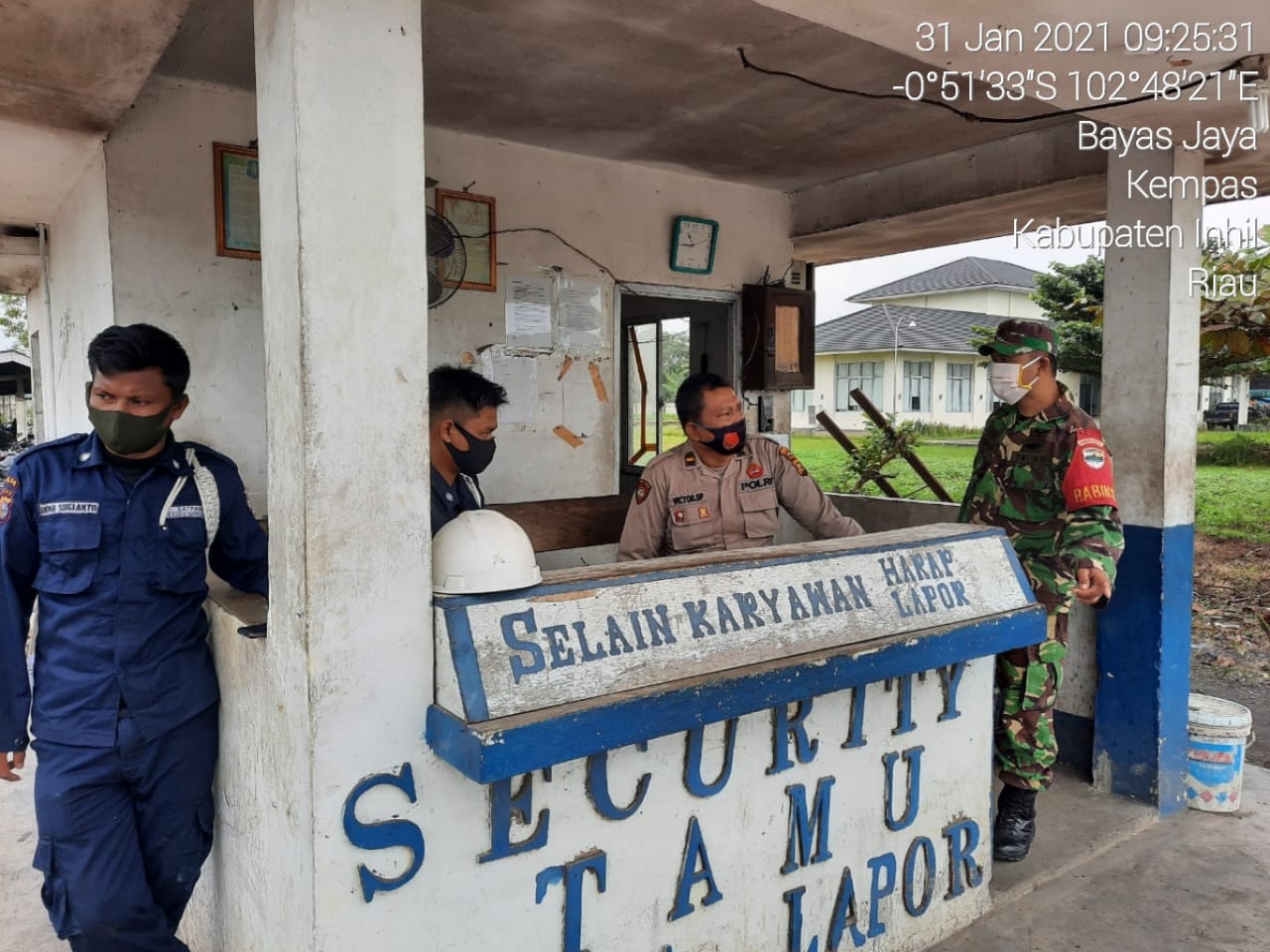 Monitor Keamanan Wilayah, Babinsa Kodim 03/T2mpuling Komsos Dengan Satpam Didesa Binaan