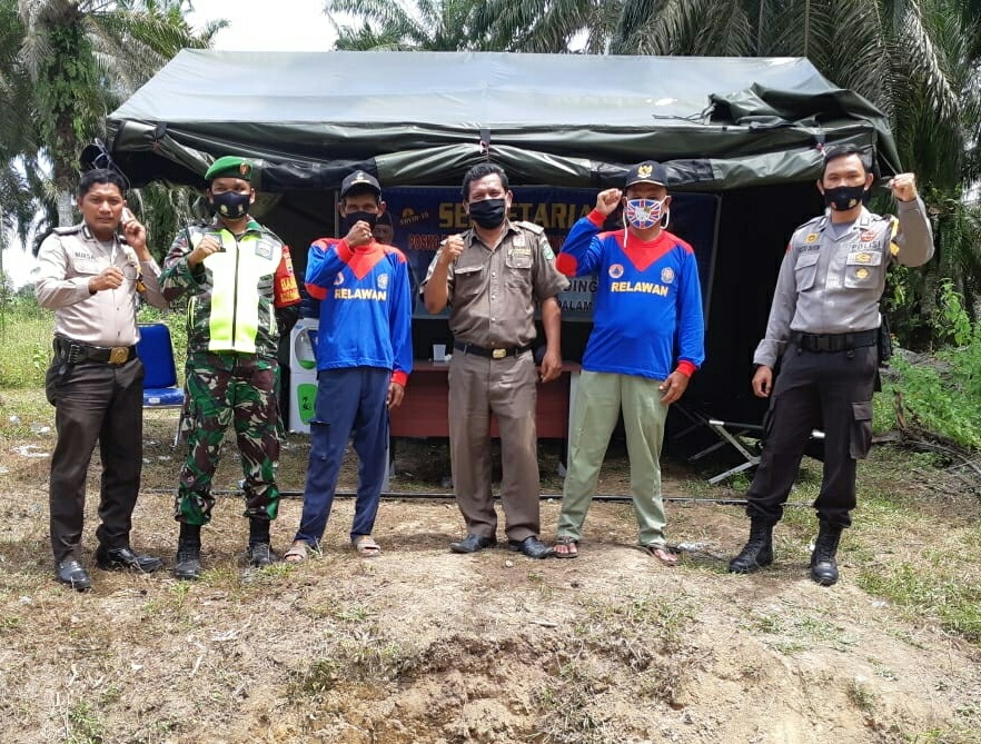 TNI-Polri dan Satpol PP Siak Siaga di Lingkungan Rumah Korban Positif Covid-19