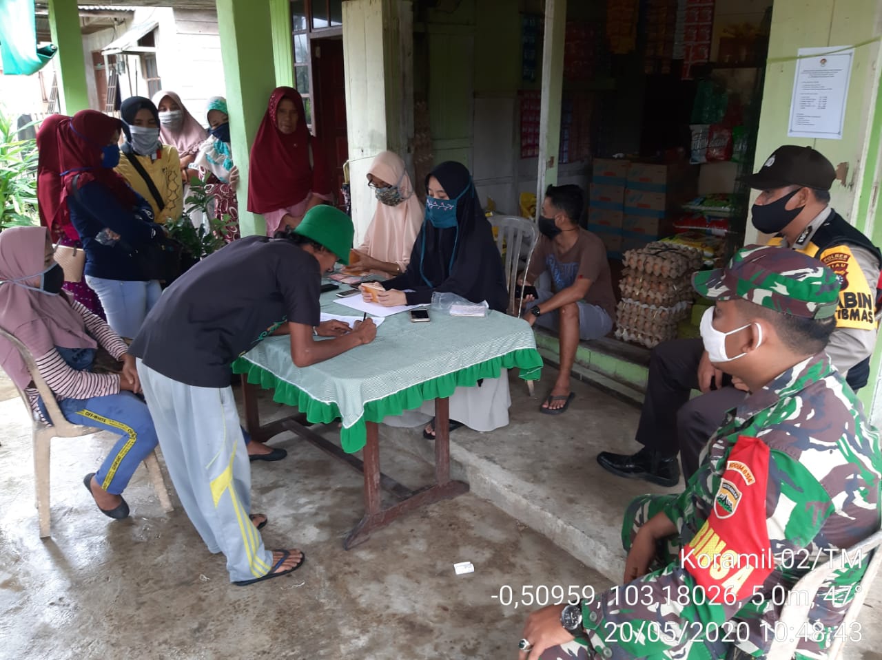 Babinsa Koramil 02/Tanah Merah Kawal Penyaluran Sembako dari Dana APBN Penerima BPS