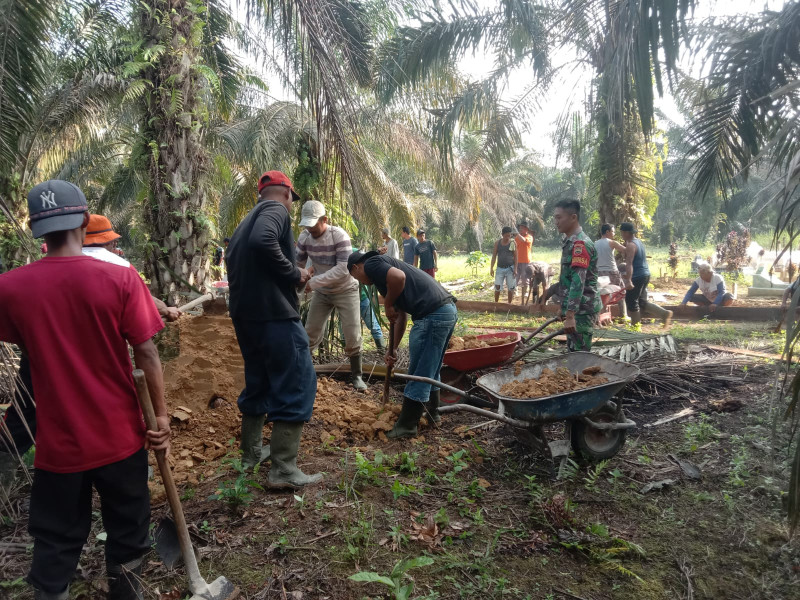 Giat Goro, Babinsa Koramil 09/Kemuning Bersama Masyarakat Lakukan Semenisasi Jalan