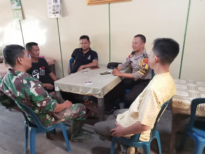 Jelang Pemilu 2024, Babinsa Koramil 05/Gas Serka Nawawi Sambang Warga di Warung Kopi Untuk Sampaikan Pesan Kamtibmas