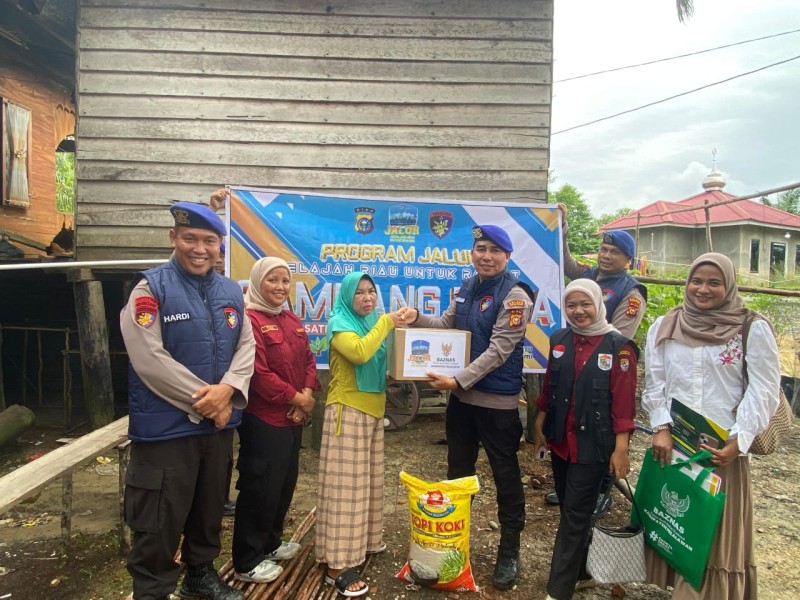Peduli Masyarakat Pesisir, Sat Polairud Polres Pelalawan bersama Baznas Salurkan Bantuan