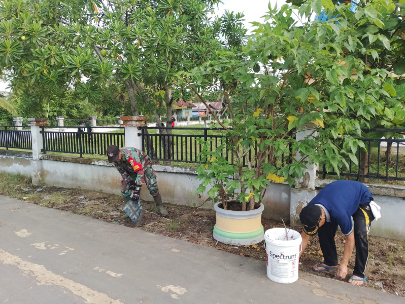Jaga Kebersihan Tempat Ibadah, Babinsa Kodim 0314/Inhil Koramil 04/Kdr Goro Bersihkan Lingkungan Masjid