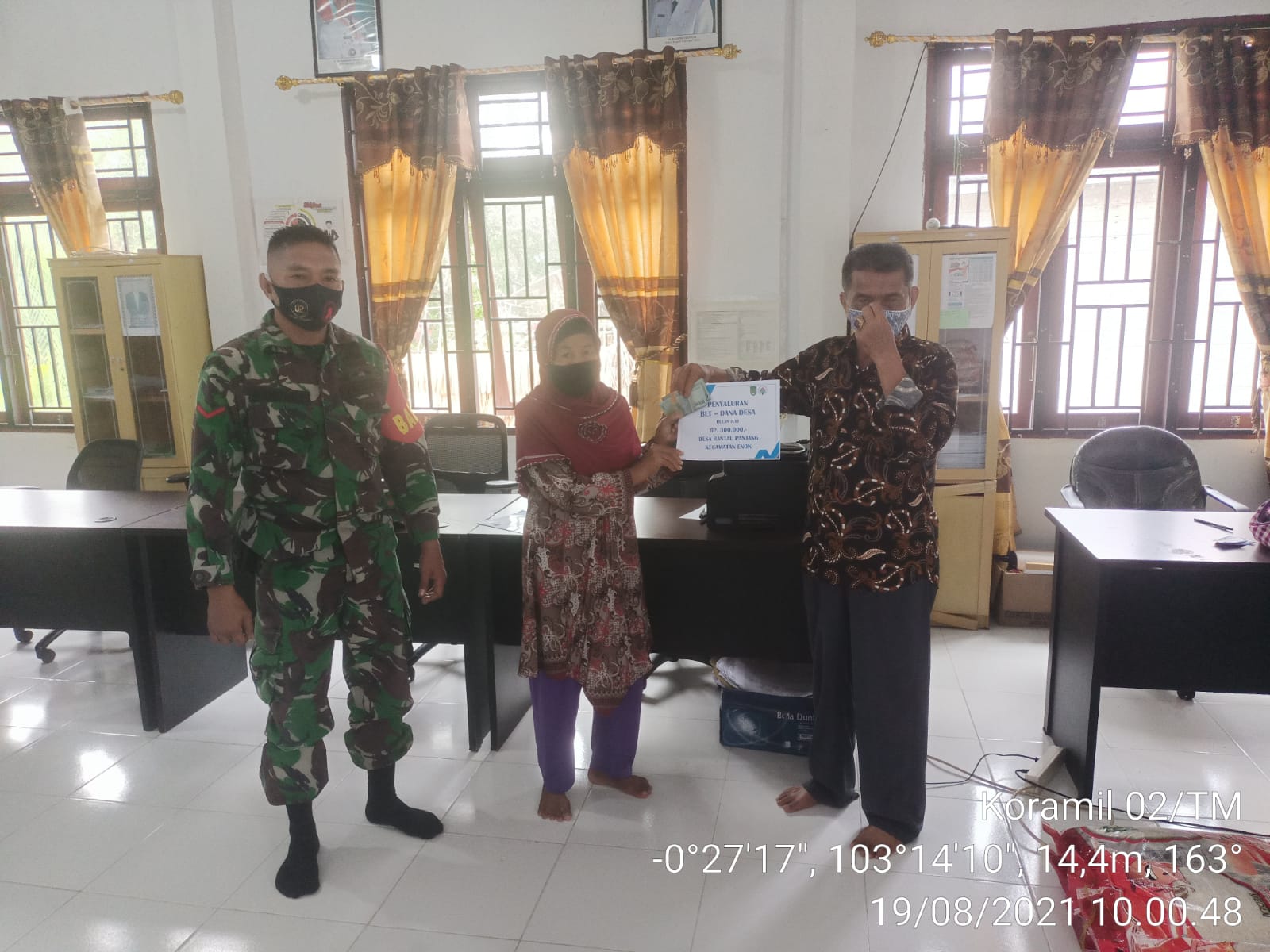 Babinsa 02/Tanah Merah Dampingi Penyaluran BLT DD di Desa Rantau Panjang