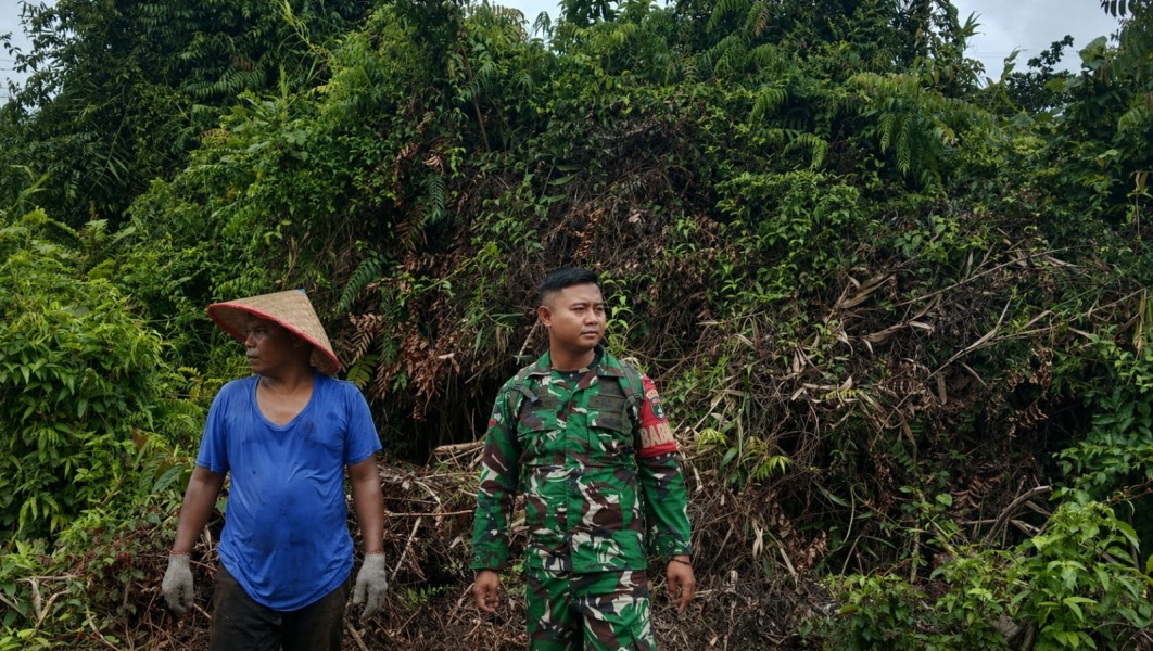 Waspada Karhutla, Babinsa Pratu Umar Suganda Patroli Tapal Batas dan Himbau Warga