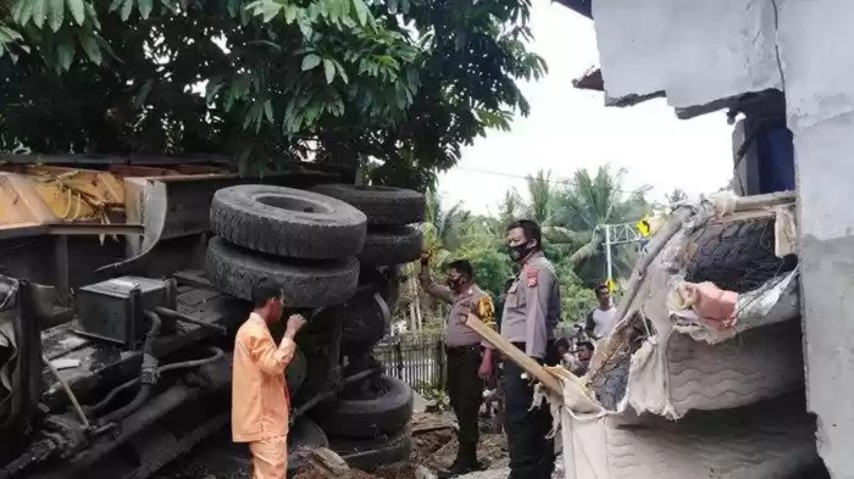 Rem Blong, Truk Batubara di Kuansing Seruduk Dua Unit Rumah, Satu Orang Terluka