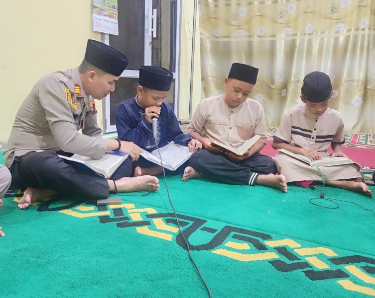 Selesai Tarawih, Kapolsek Kempas & Personel Laksanakan Tadarus Bersama Remaja Masjid Hidayatullah