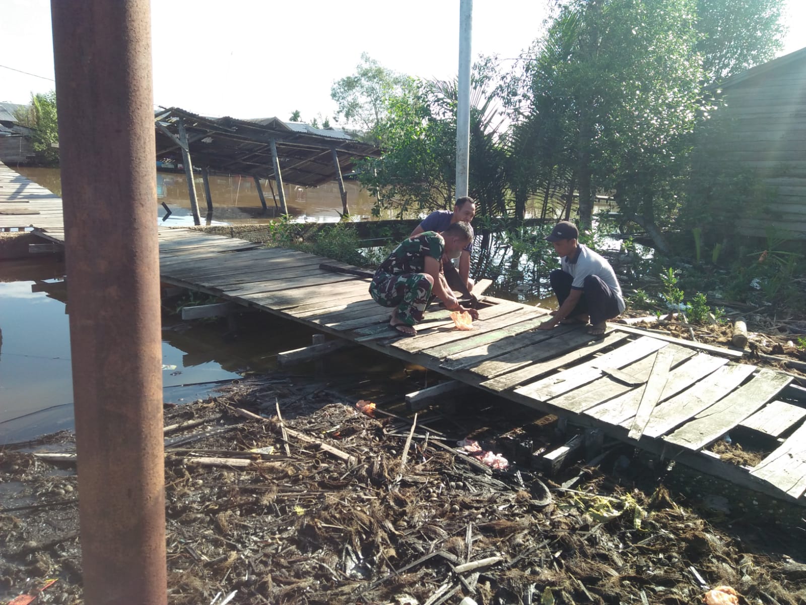 Serda Mas Yayat Giat Lakukan Goro Bersama Warga Guna Untuk Memperbaiki Jembatan