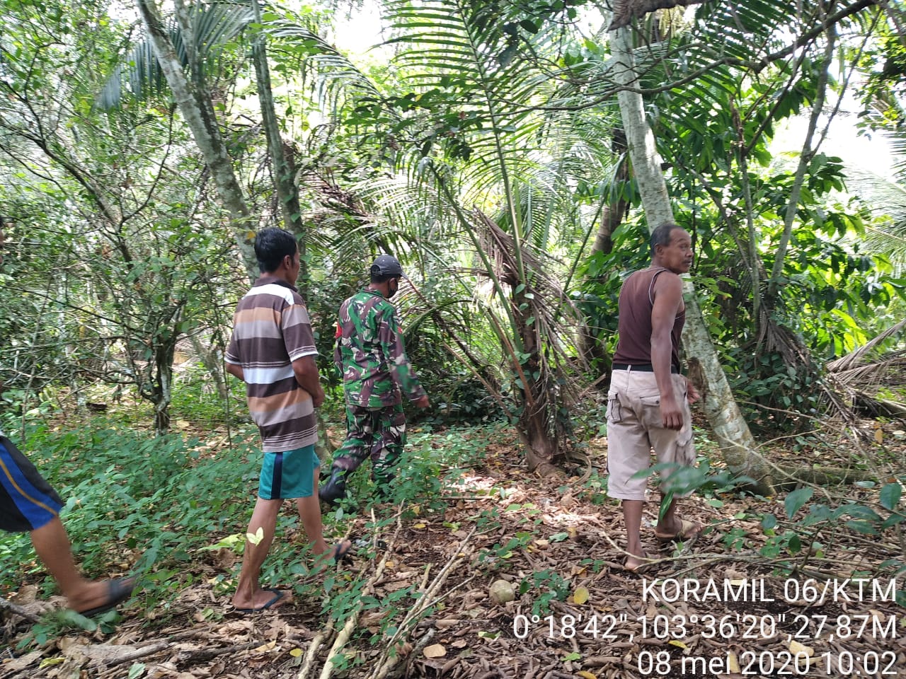 Babinsa Bersama Warga Lakukan Antisipasi dan Patroli Karlahut di Desa Sakarotan