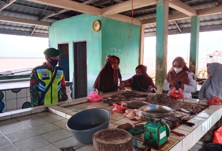 Babinsa Koramil 04/Kuindra Imbau Pedagang dan Pembeli di Pasar Ikan untuk Patuhi Protkes