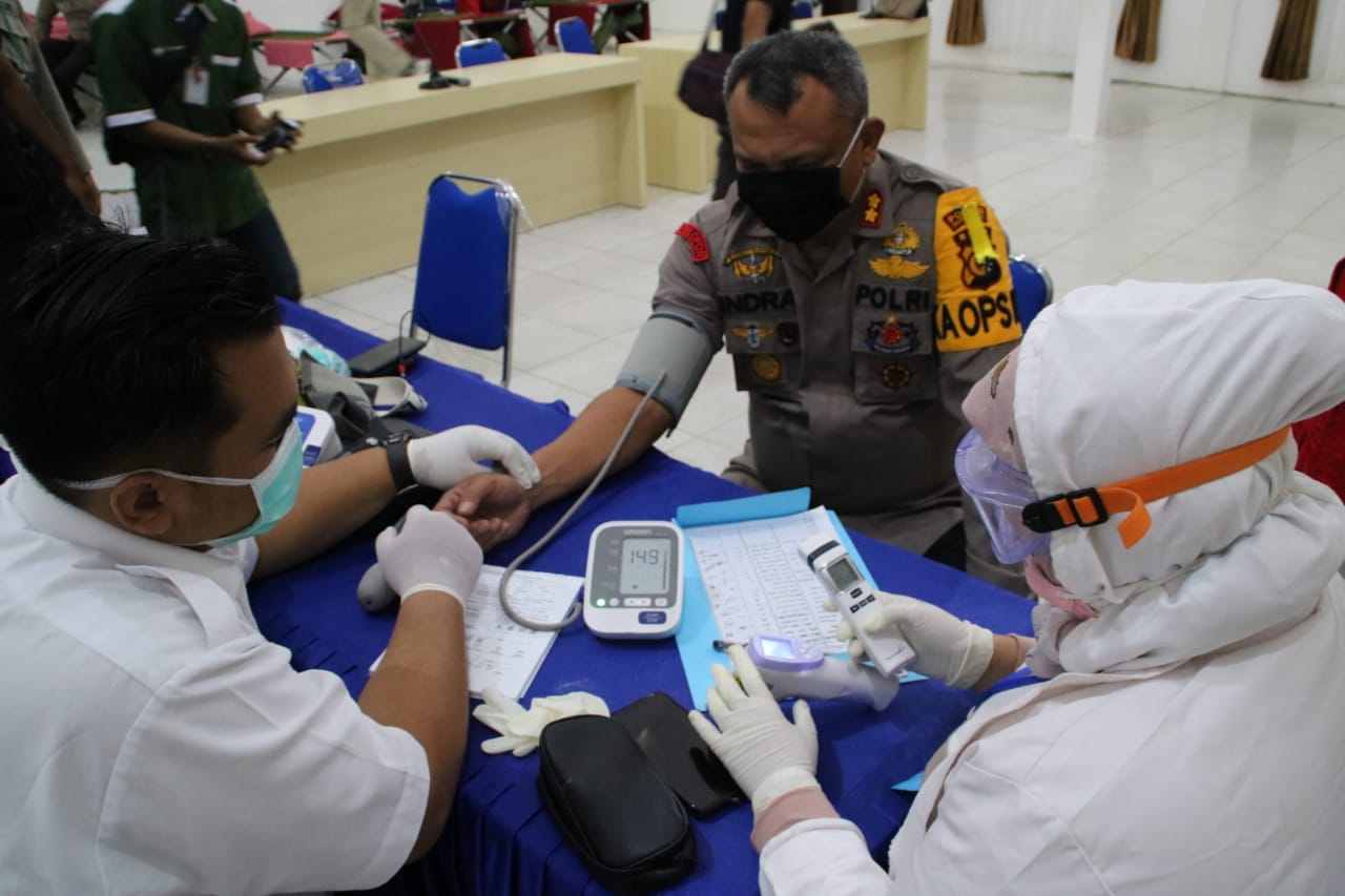 Kapolres Inhil dan Para Personil Lakukan Donor Darah Massal di PMI