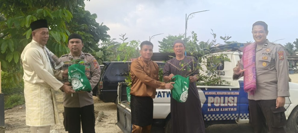 Polsek Bungaraya Bagikan 100 Bibit Pohon Berkah Sambut Idul Fitri 1447 H