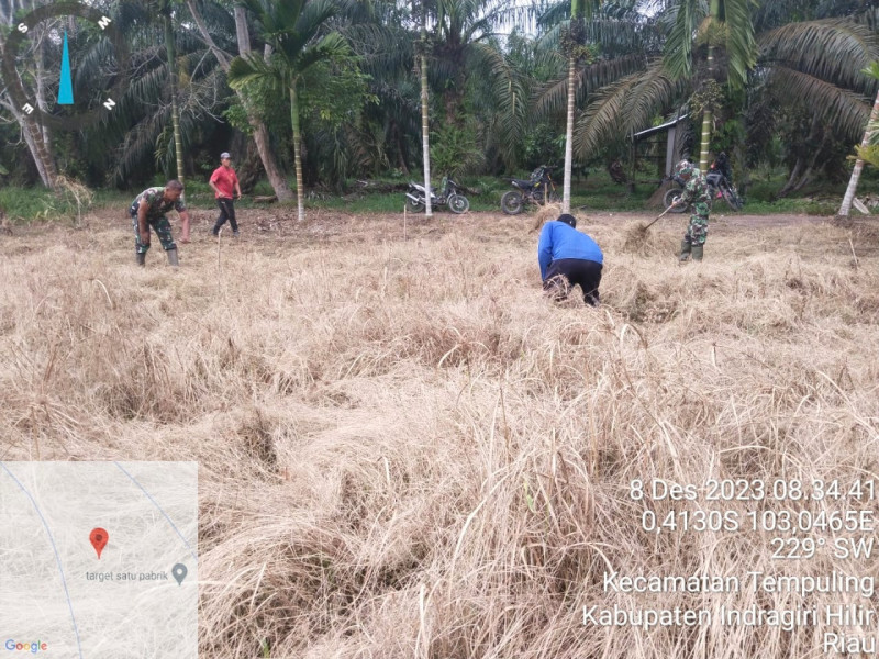 Persiapan Penanaman Pohon, Anggota 03/Tpl Giat Goro Bersama Warga