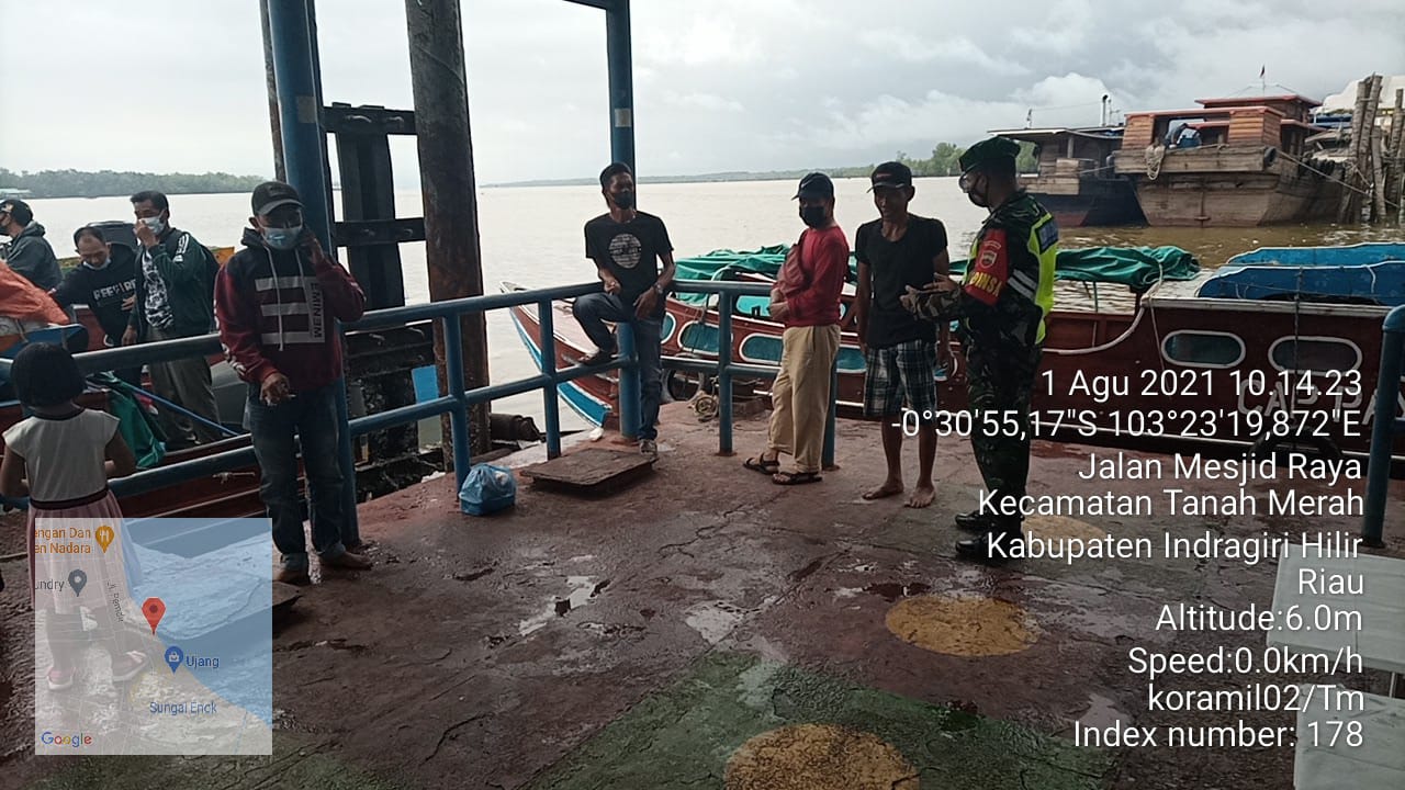 Babinsa 02/Tanah Merah Lakukan Gencarkan Penegakan Prokes di Kawasan Pelabuhan
