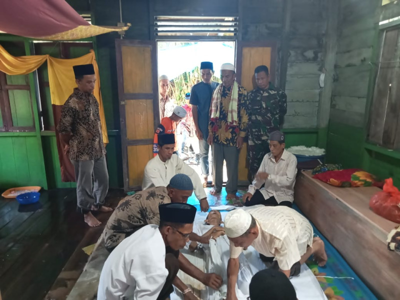 Bentuk Kepedulian, Babinsa Koramil 05/Gas Serka Nawawi Melayat ke Rumah Warga Binaan